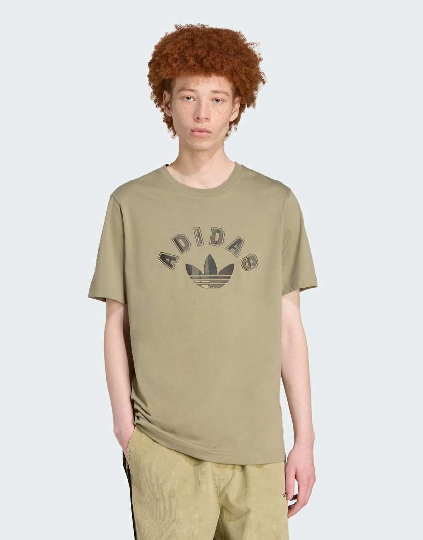 adidas Originals - Regular Fit T-Shirt in Orbit Green mit Schottenkaro-Logo-Grün adidas Originals - Regular Fit T-Shirt in Orbit Green mit Schottenkaro-Logo-Grün von adidas Originals