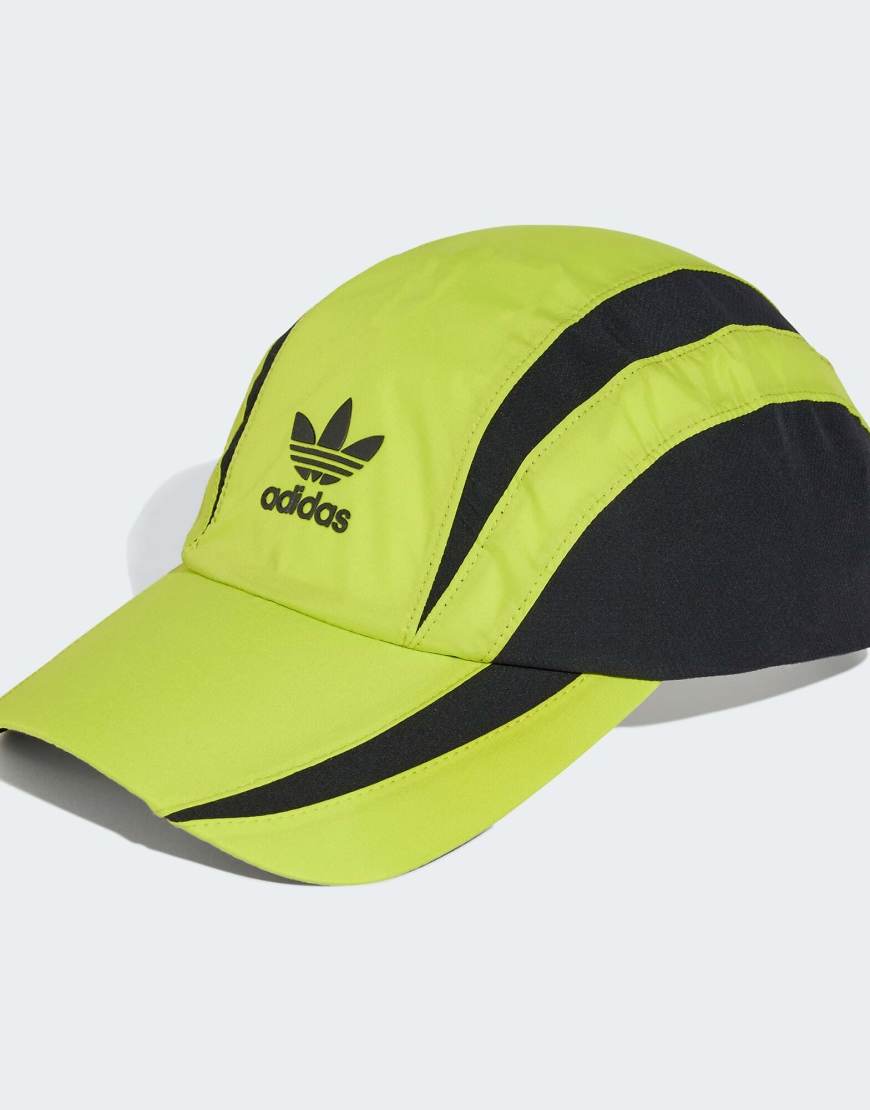 adidas Originals - Road - Kappe in Semi Solar Yellow und Schwarz-Gelb von adidas Originals