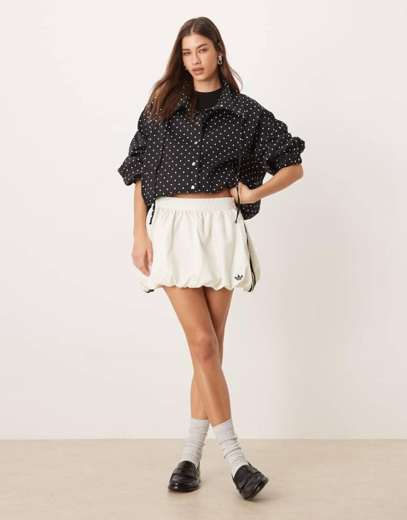 adidas Originals - Rock in Wollweiß mit Ballonsaum von adidas Originals