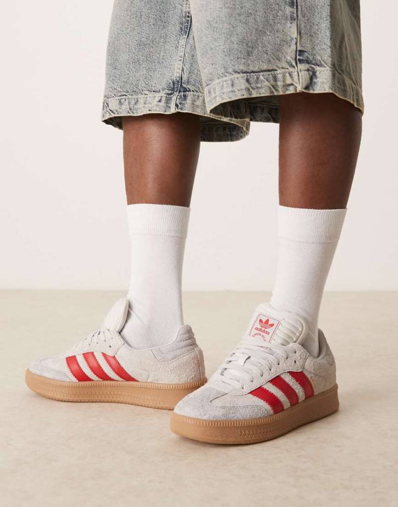 adidas Originals - Samba XLG - Sneaker in Grau und Rot von adidas Originals