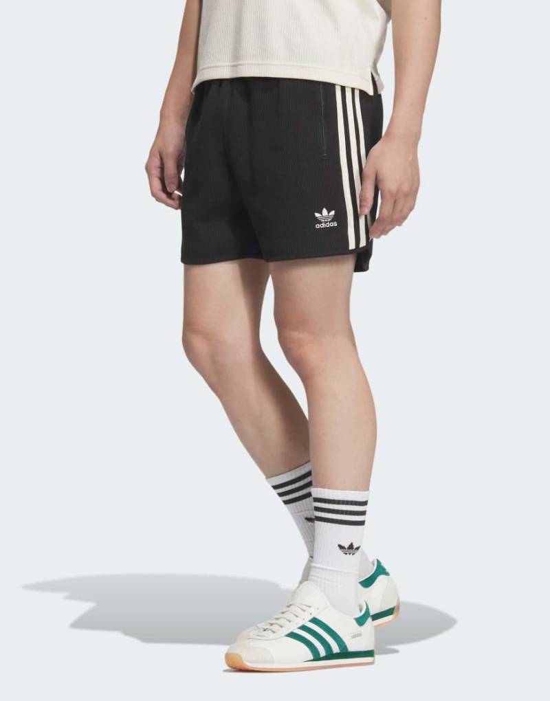 adidas Originals - Schwarze Shorts mit Waffelstruktur von adidas Originals