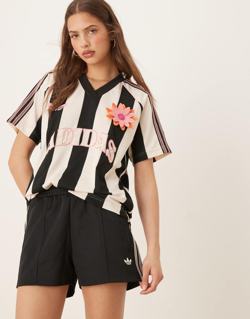 adidas Originals - Shorts in Schwarz mit den 3 Streifen im Häkeldesign von adidas Originals