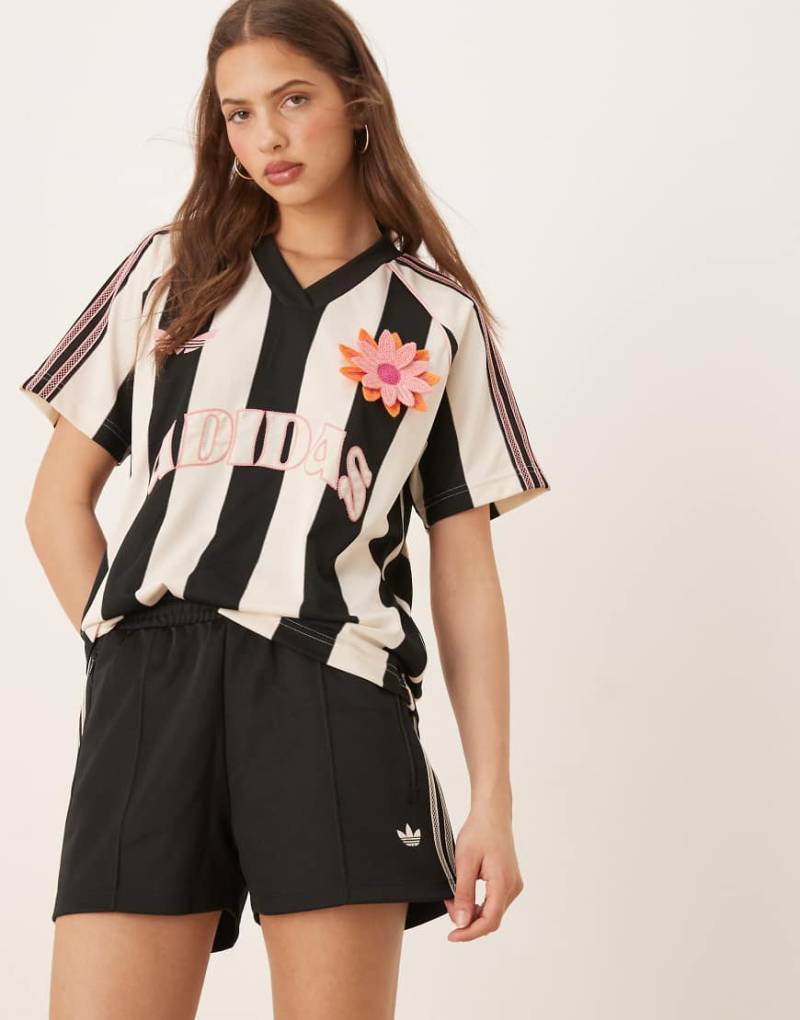 adidas Originals - Shorts in Schwarz mit den 3 Streifen im Häkeldesign von adidas Originals