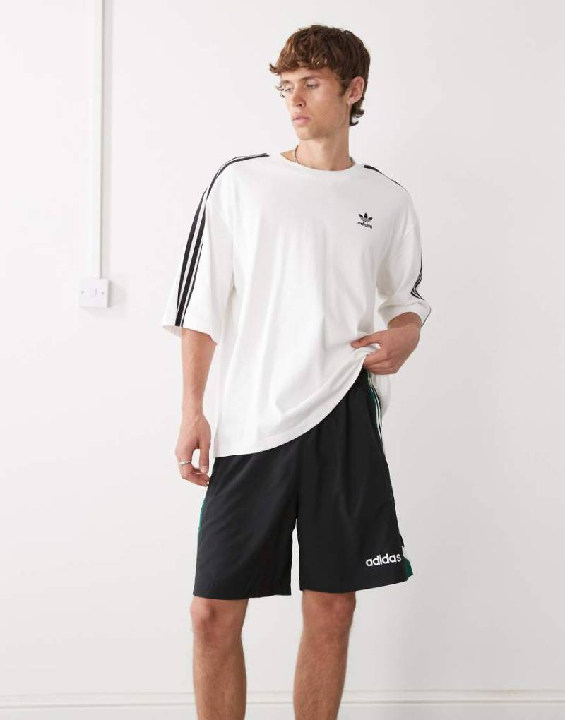 adidas Originals - Shorts in Schwarz und Grün adidas Originals - Shorts in Schwarz und Grün von adidas Originals