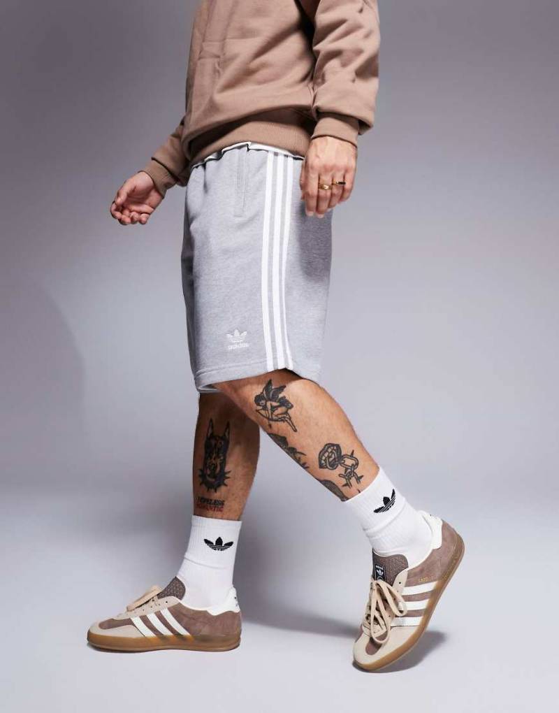 adidas Originals - Shorts in meliertem Grau mit den drei Streifen von adidas Originals