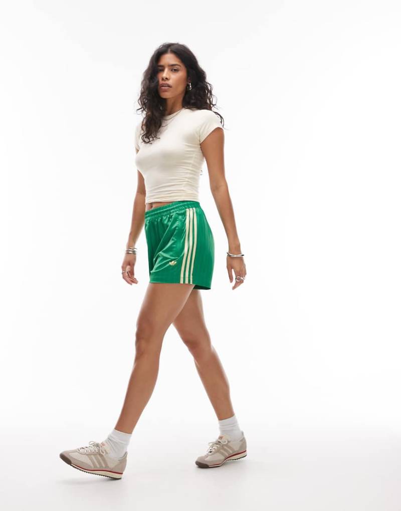 adidas Originals - Sprinter-Shorts aus Satin in Grün mit Nadelstreifen adidas Originals - Sprinter-Shorts aus Satin in Grün mit Nadelstreifen von adidas Originals