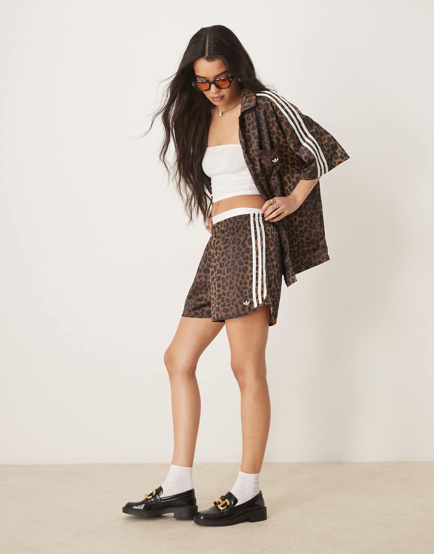 adidas Originals - Sprinter-Shorts aus Satin mit Leopardenmuster-Bunt adidas Originals - Sprinter-Shorts aus Satin mit Leopardenmuster-Bunt von adidas Originals