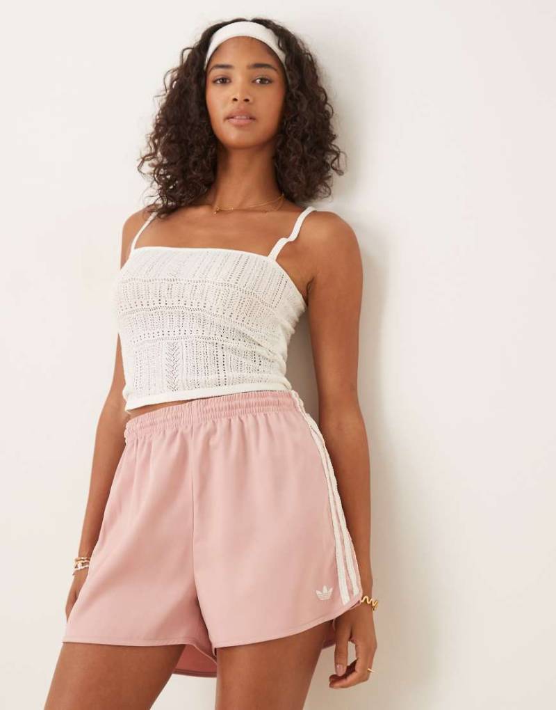 adidas Originals - Sprinter-Shorts aus rosa Satin mit drei gerüschten Streifen von adidas Originals