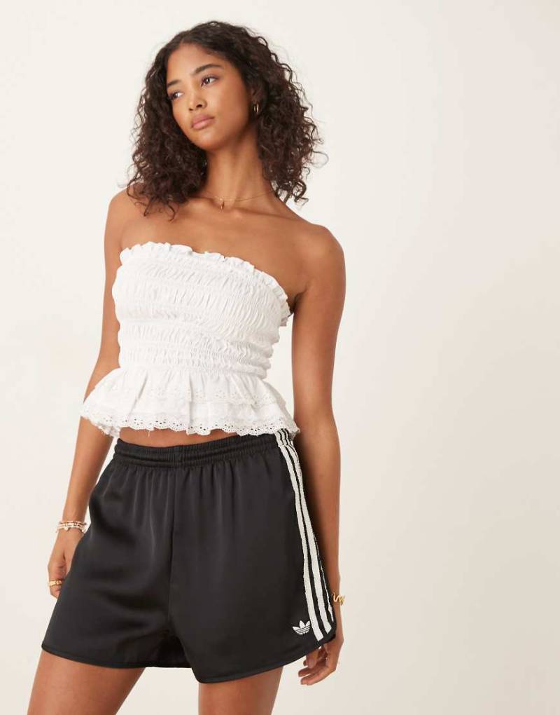 adidas Originals - Sprinter-Shorts aus schwarzem Satin mit drei gerüschten Streifen von adidas Originals