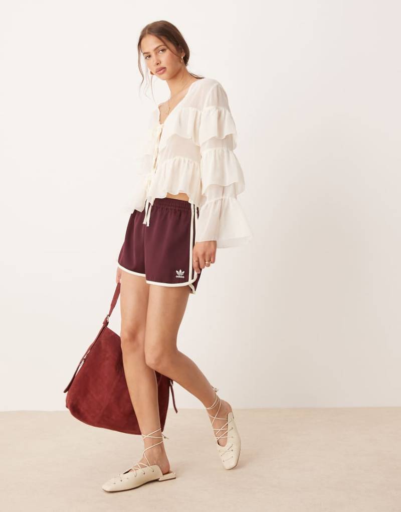 adidas Originals - Sprinter-Shorts in Kastanienrot mit drei Streifen adidas Originals - Sprinter-Shorts in Kastanienrot mit drei Streifen von adidas Originals