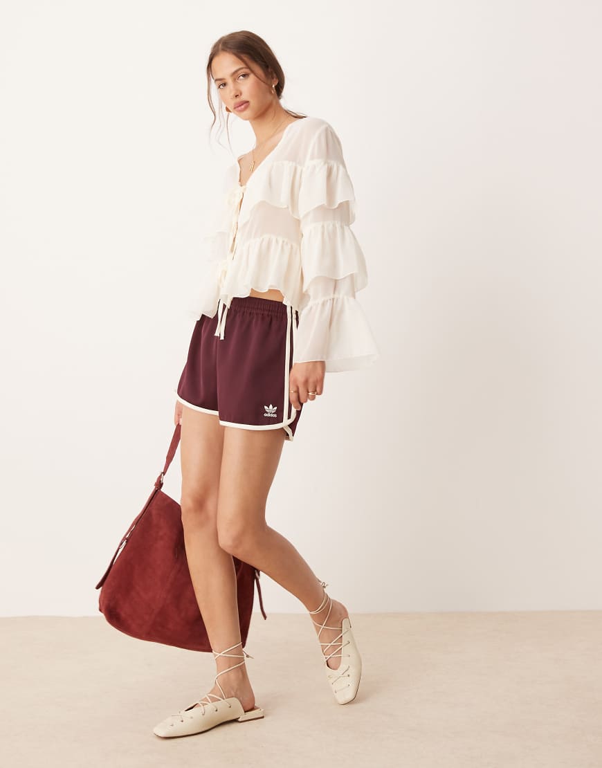 adidas Originals - Sprinter-Shorts in Kastanienrot mit drei Streifen von adidas Originals