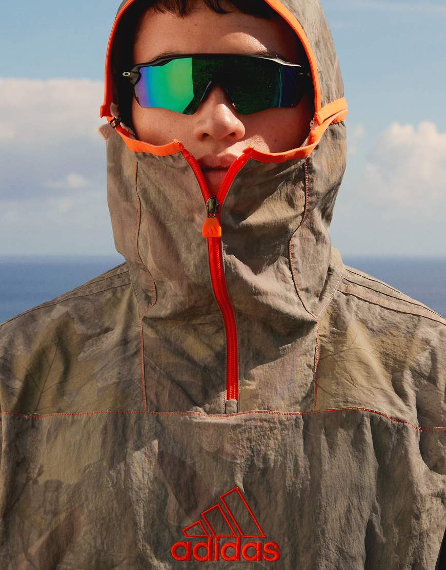 adidas Originals - Street - Schlupfjacke mit Military-Muster-Grün von adidas Originals