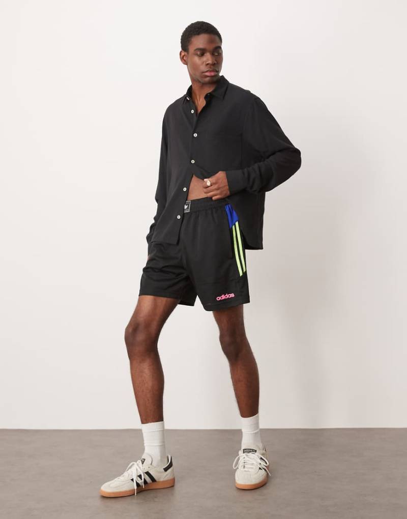 adidas Originals - Summer - Fußballshorts in Schwarz und Gelb adidas Originals - Summer - Fußballshorts in Schwarz und Gelb von adidas Originals