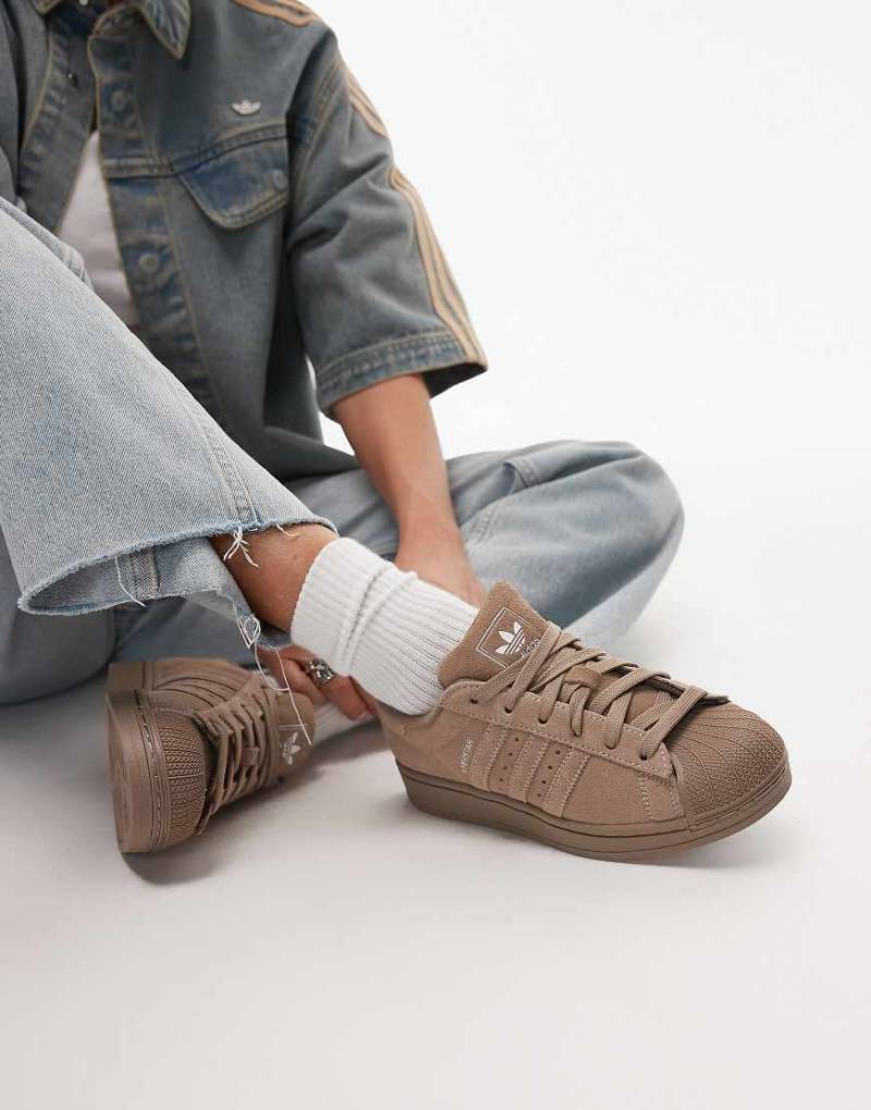 adidas Originals - Superstar II - Sneaker in Braun mit Ziernaht-Brown von adidas Originals