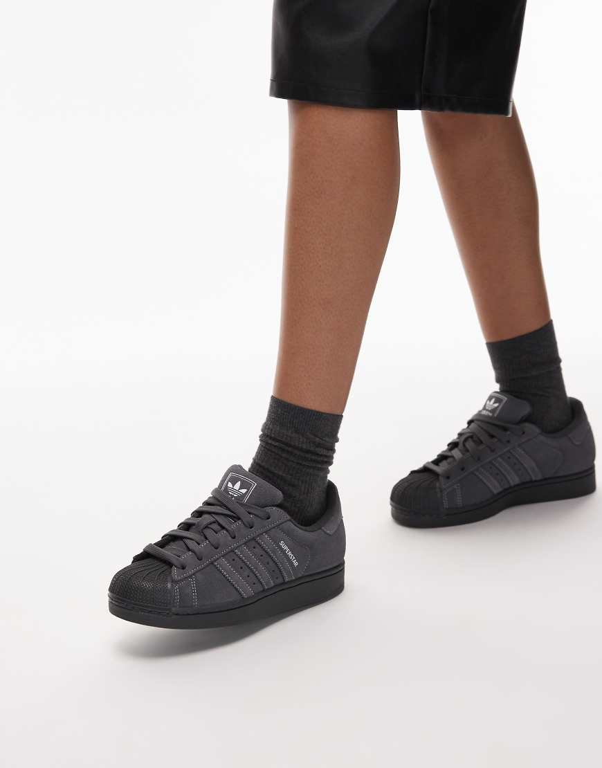 adidas Originals - Superstar II - Sneaker in Grau mit Ziernaht von adidas Originals