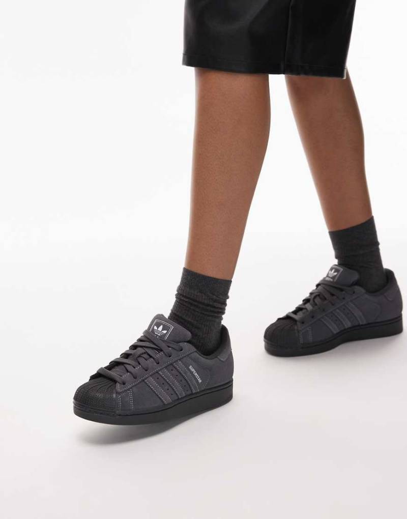 adidas Originals - Superstar II - Sneaker in Grau mit Ziernaht von adidas Originals