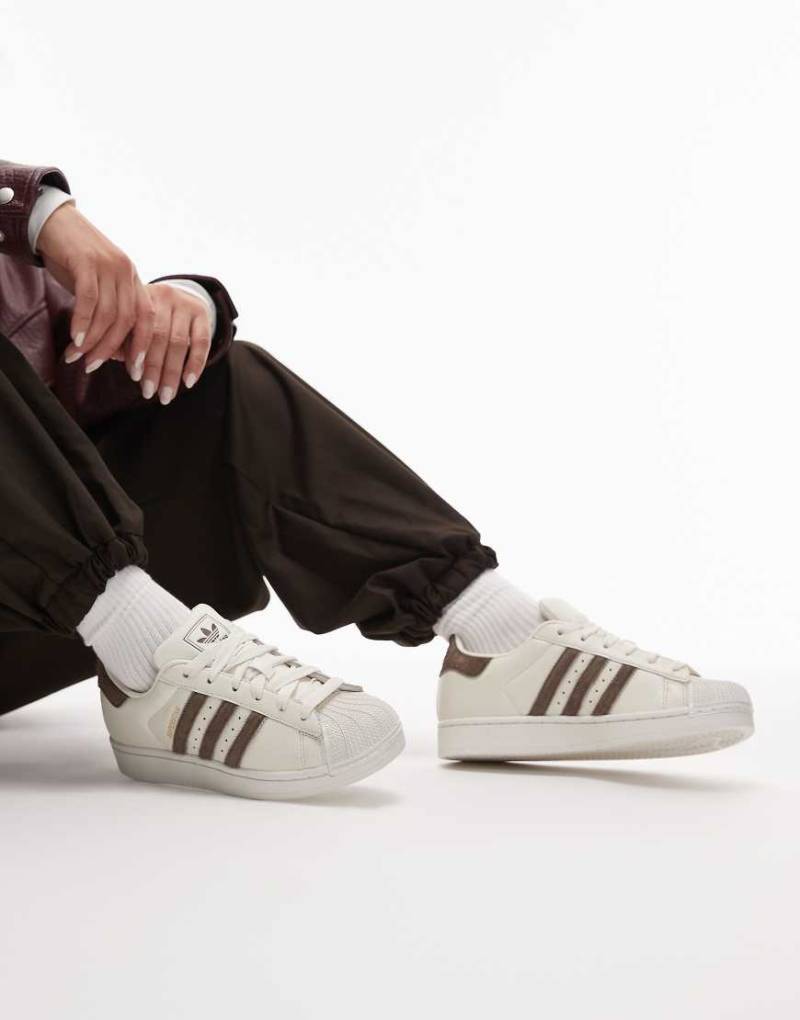 adidas Originals - Superstar II - Sneaker in Weiß mit Streifen in brauner Ponyhaaroptik von adidas Originals