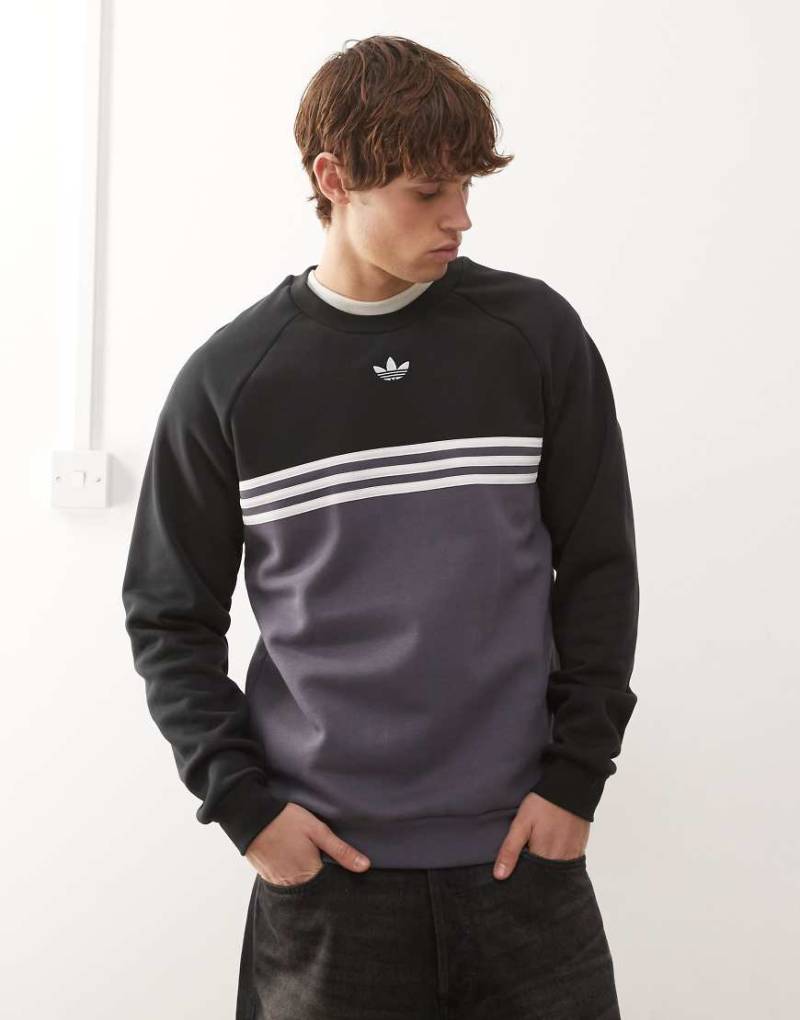 adidas Originals - Sweatshirt in Aurora Onix / Schwarz mit Rundhalsausschnitt und Streifen auf der Brust-Grau von adidas Originals