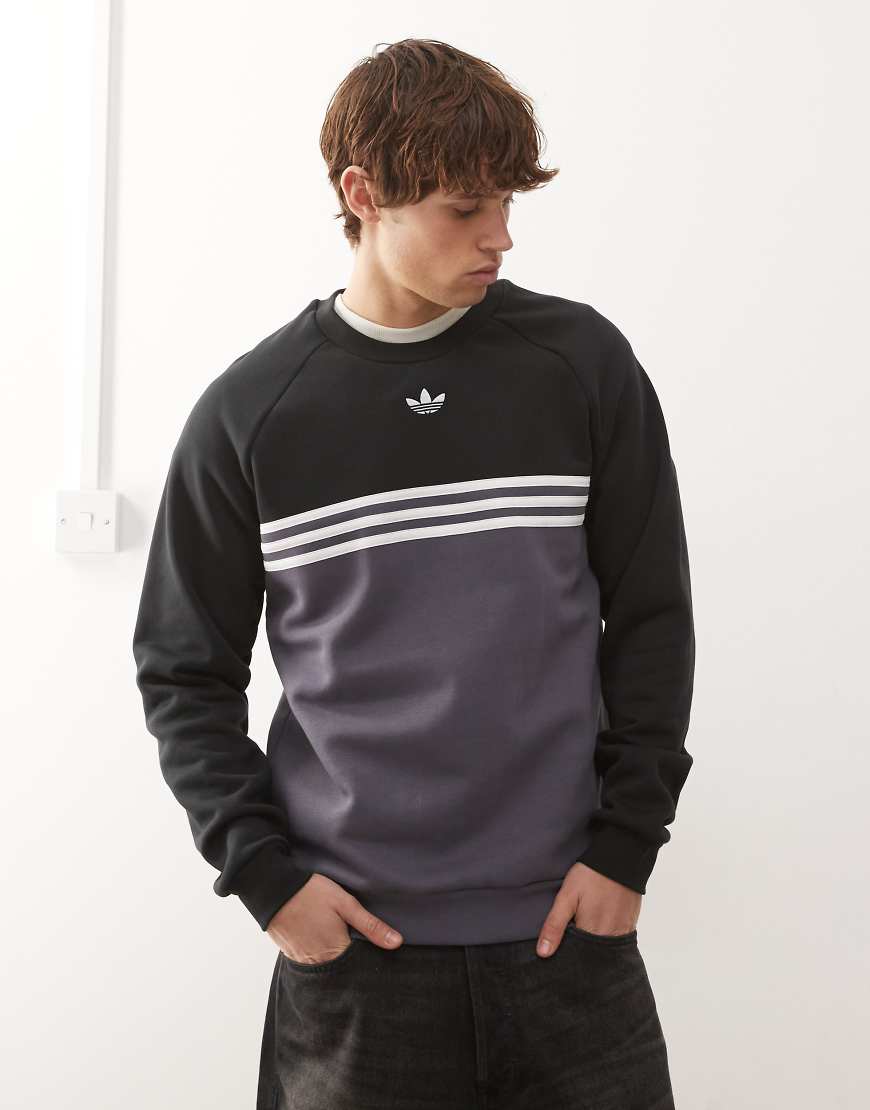 adidas Originals - Sweatshirt in Aurora Onix / Schwarz mit Rundhalsausschnitt und Streifen auf der Brust-Grau von adidas Originals