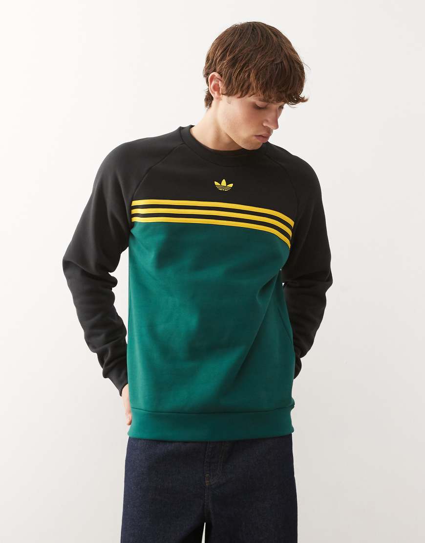 adidas Originals - Sweatshirt in Collegiate Green / Schwarz mit Streifen auf der Brust und Rundhalsausschnitt-Grün von adidas Originals