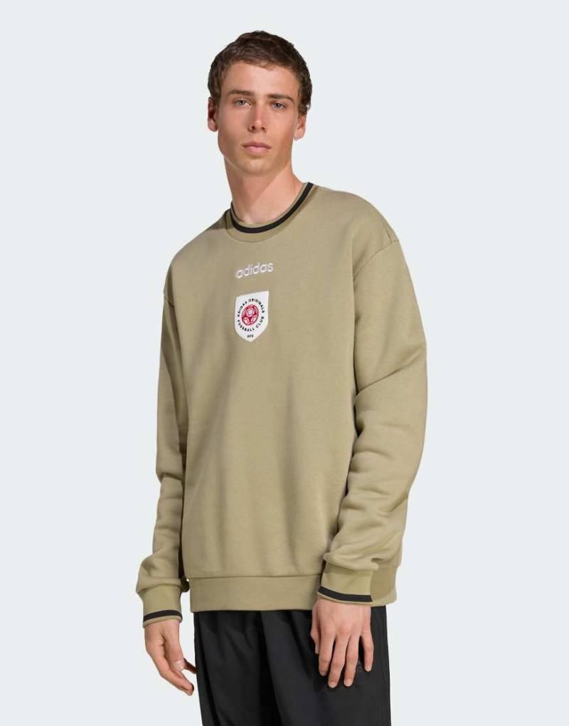 adidas Originals - Sweatshirt in Orbit Grün mit Rundhalsausschnitt und Badge adidas Originals - Sweatshirt in Orbit Grün mit Rundhalsausschnitt und Badge von adidas Originals