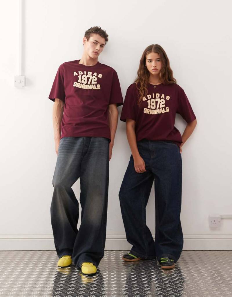 adidas Originals - T-Shirt in Burgunderrot mit „1972"-Print von adidas Originals