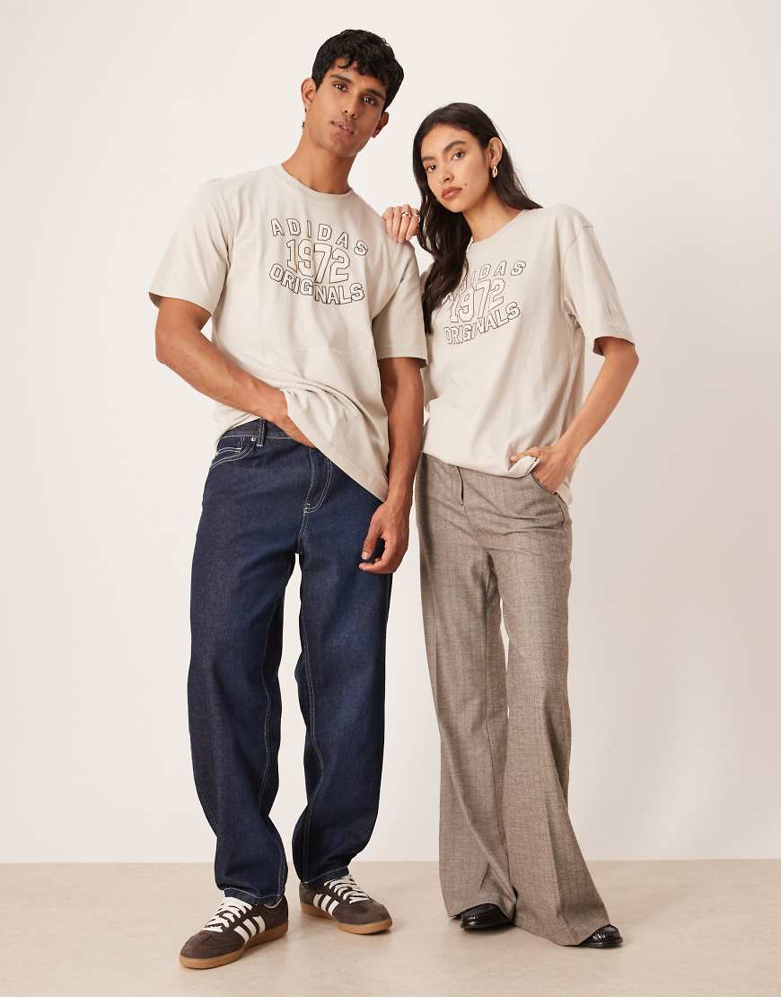 adidas Originals - T-Shirt in Grau mit 1972-Grafikprint von adidas Originals