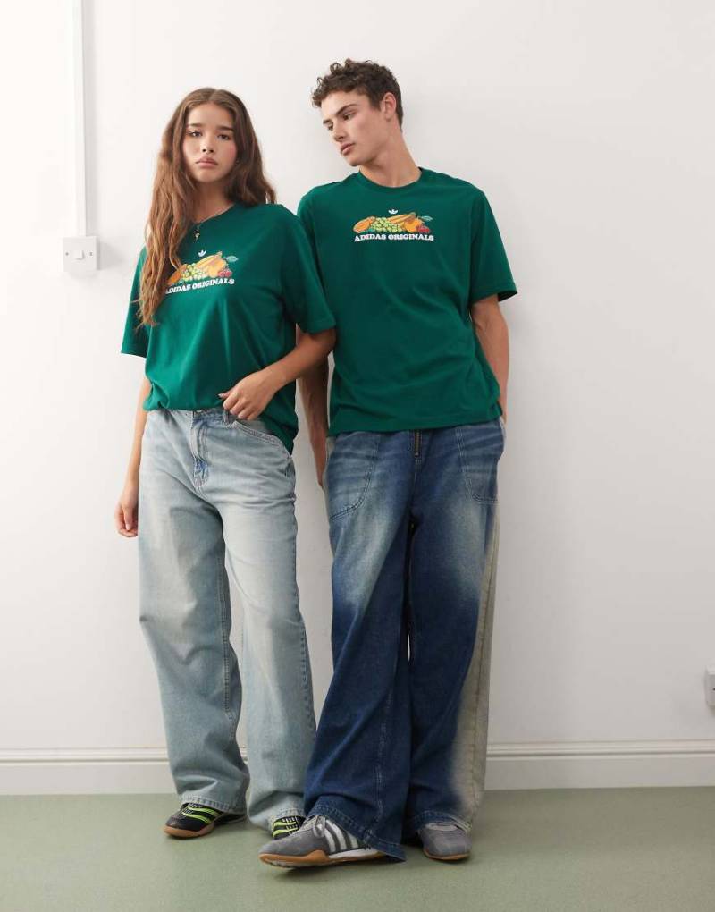 adidas Originals - T-Shirt in Grün mit Obstgrafik adidas Originals - T-Shirt in Grün mit Obstgrafik von adidas Originals