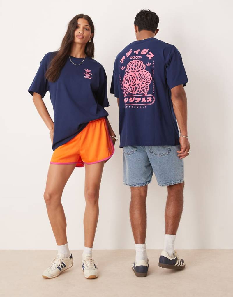 adidas Originals - T-Shirt in Marineblau mit japanischem Blumen-Print von adidas Originals