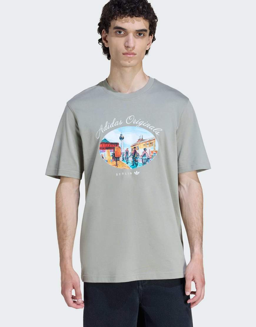 adidas Originals - T-Shirt in Silver Pebble mit gemaltem Berlin-Motiv-Silber von adidas Originals