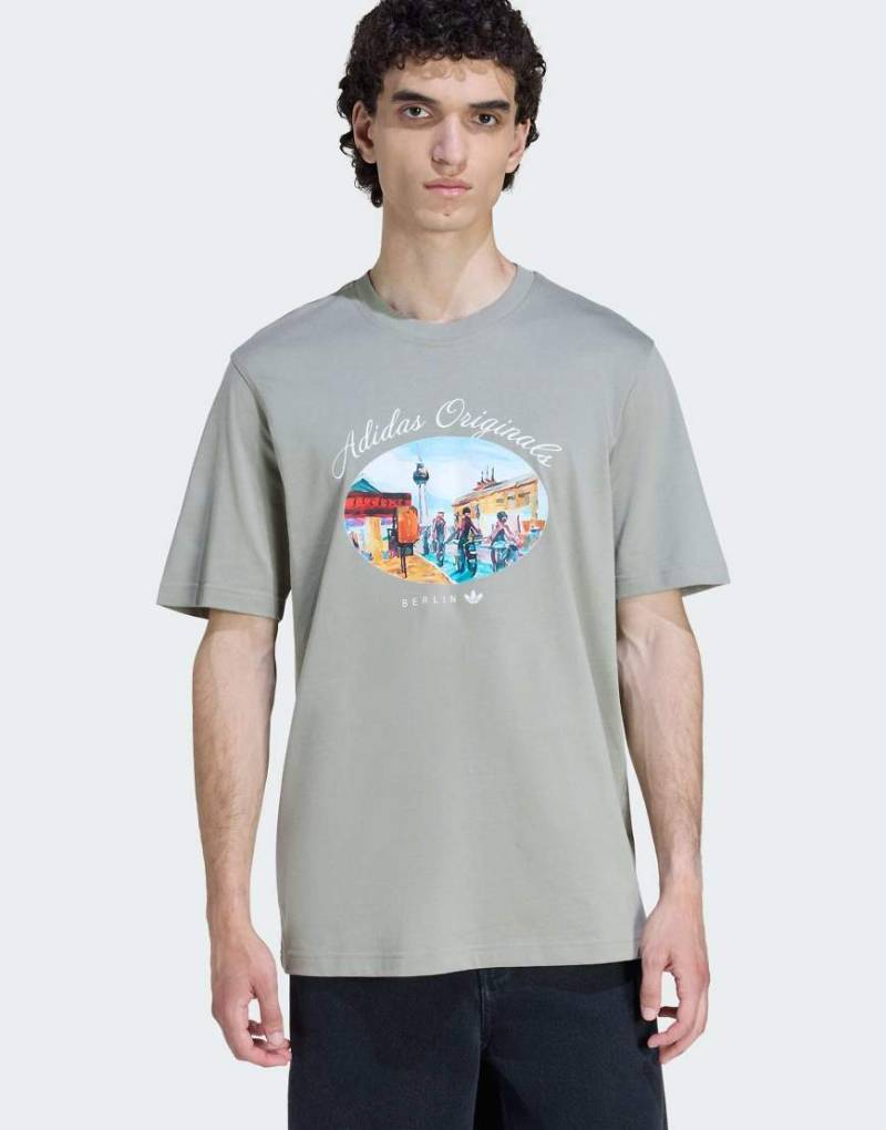 adidas Originals - T-Shirt in Silver Pebble mit gemaltem Berlin-Motiv-Silber von adidas Originals