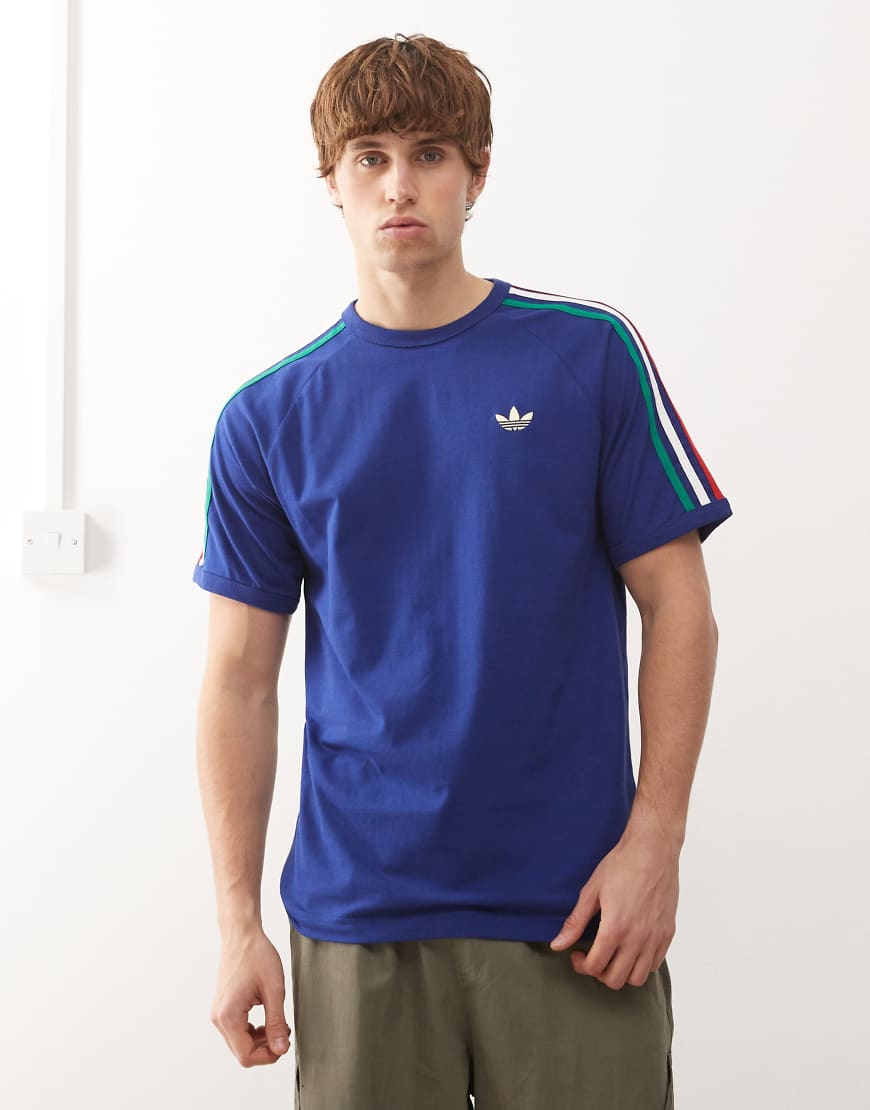 adidas Originals - T-Shirt in Victory Blue/Bold Green mit 3 Streifen-Blau von adidas Originals