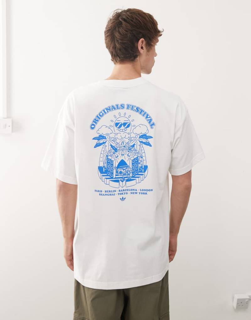 adidas Originals - T-Shirt in Weiß mit „Festival"-Print adidas Originals - T-Shirt in Weiß mit „Festival"-Print von adidas Originals