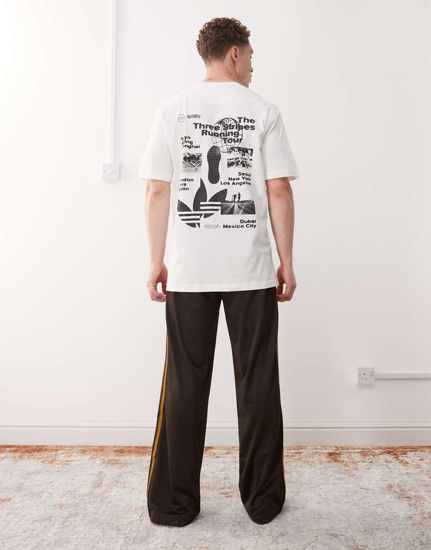 adidas Originals - T-Shirt in Weiß mit „Running Tour"Grafikprint adidas Originals - T-Shirt in Weiß mit „Running Tour"Grafikprint von adidas Originals