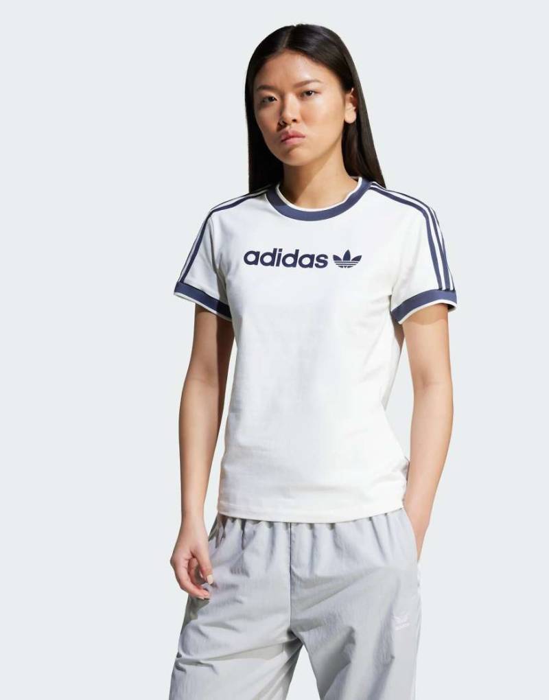 adidas Originals - T-Shirt in Wolkenweiß mit den 3 Streifen und linearem Logo von adidas Originals