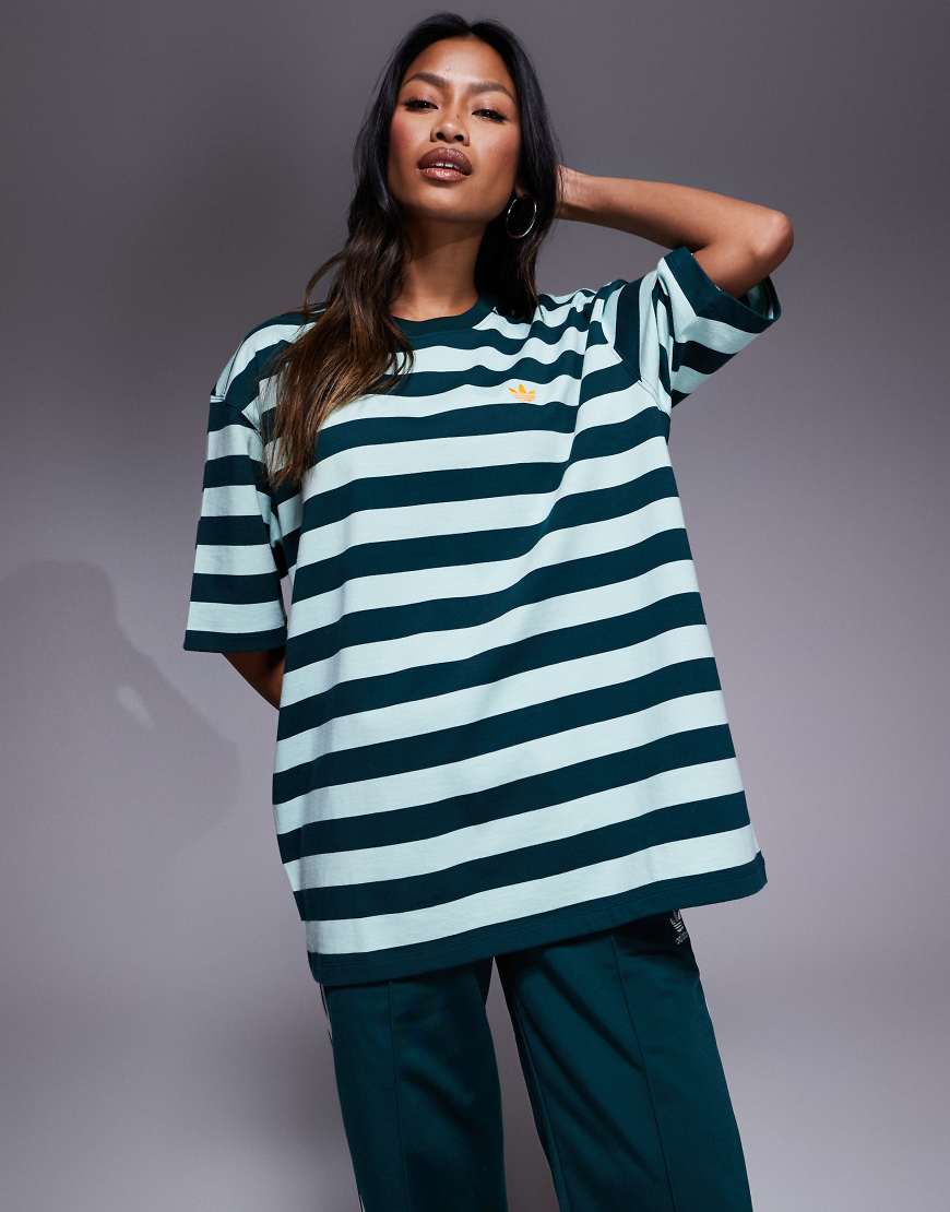 adidas Originals - T-Shirt in gestreiftem Grün-Marineblau von adidas Originals