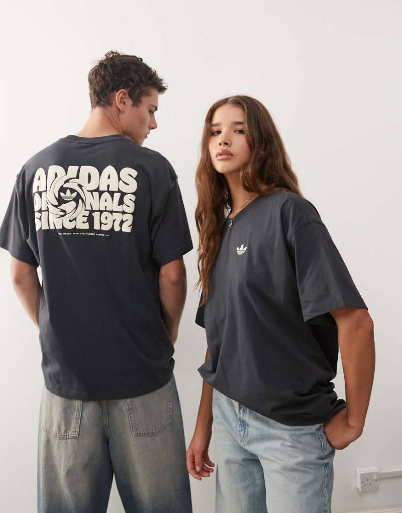 adidas Originals - T-Shirt in verwaschenem Schwarz mit Rückengrafik in Strudeloptik von adidas Originals