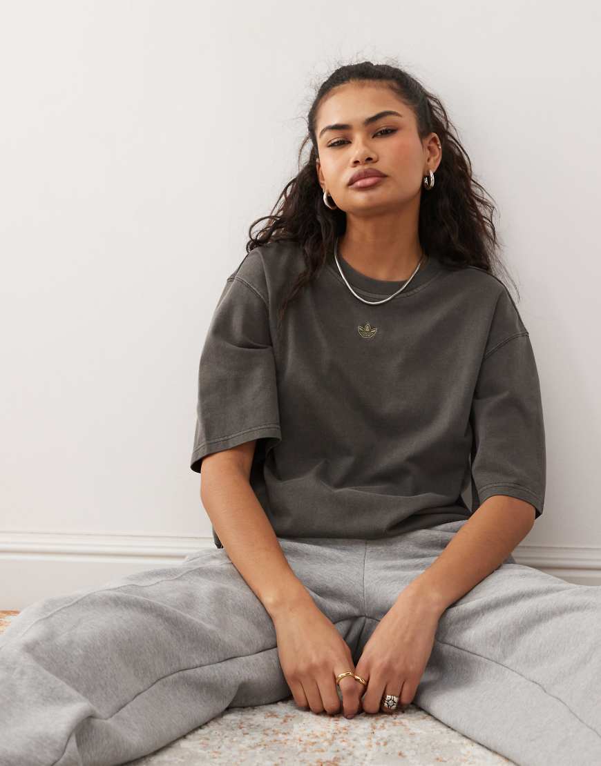 adidas Originals - T-Shirt in verwaschenem Schwarz von adidas Originals