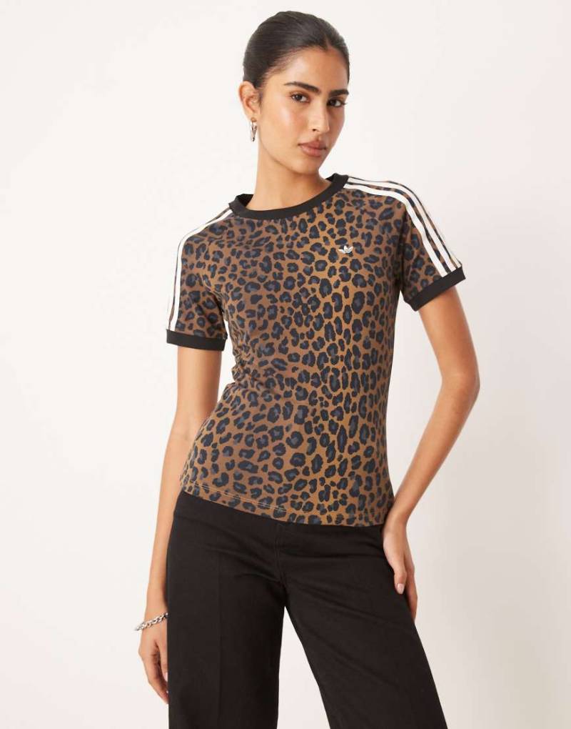 adidas Originals - T-Shirt mit Leopardenmuster-Bunt von adidas Originals