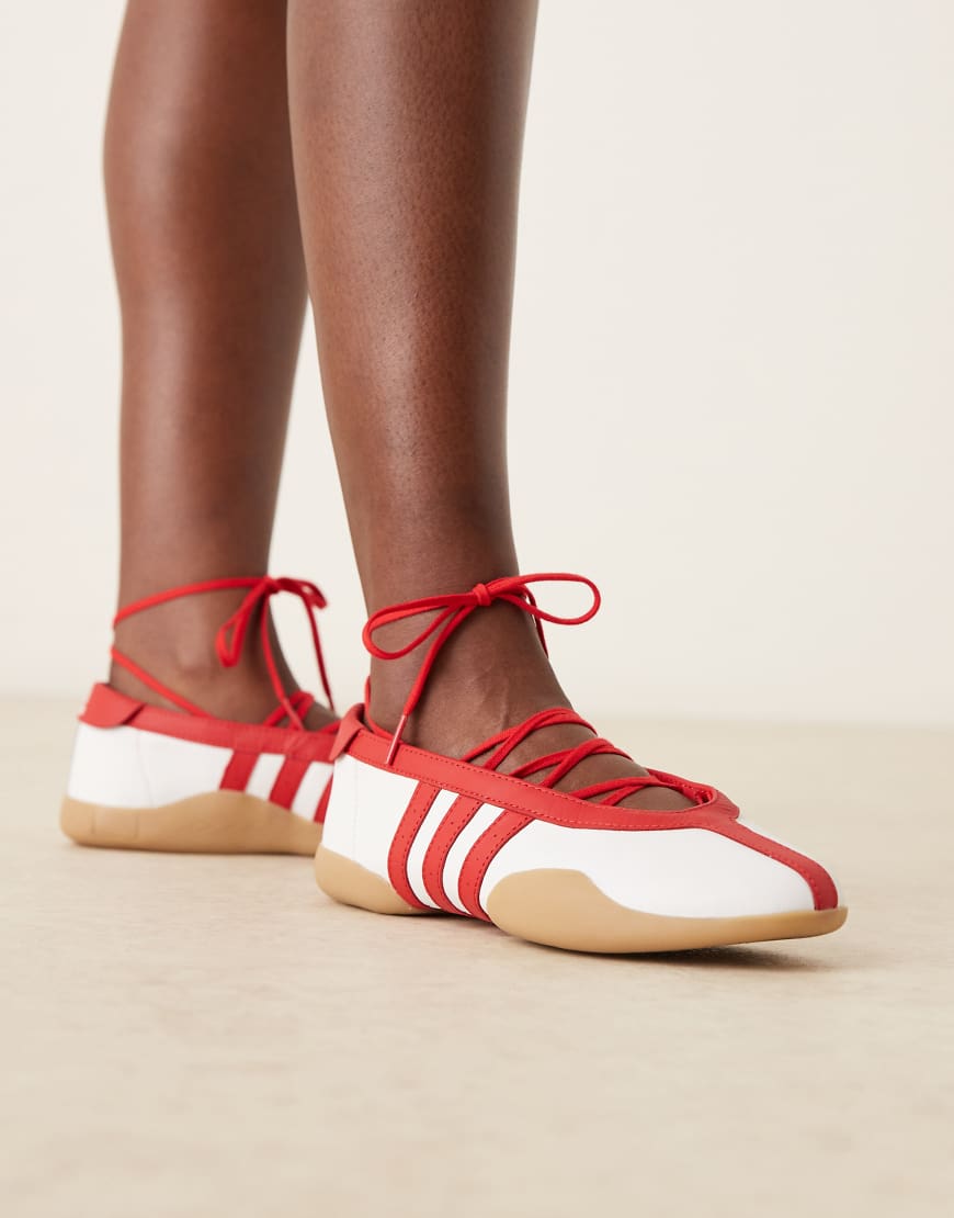 adidas Originals - Taekwondo Mei - Ballerina-Sneaker in Weiß und Rot mit Gummisohle von adidas Originals
