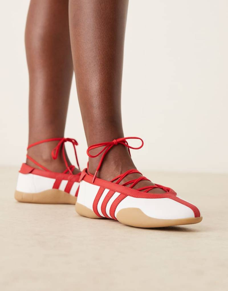 adidas Originals - Taekwondo Mei - Ballerina-Sneaker in Weiß und Rot mit Gummisohle von adidas Originals
