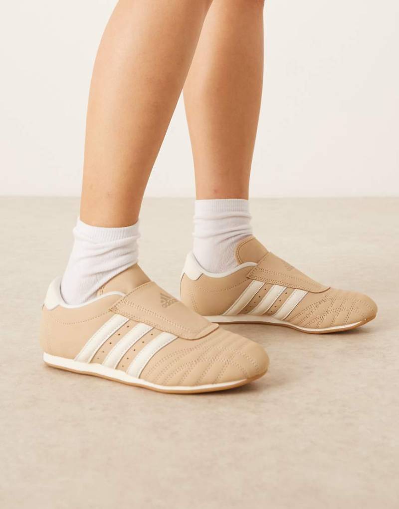 adidas Originals - Taekwondo - Sneaker in Beige und Weiß-Neutral adidas Originals - Taekwondo - Sneaker in Beige und Weiß-Neutral von adidas Originals