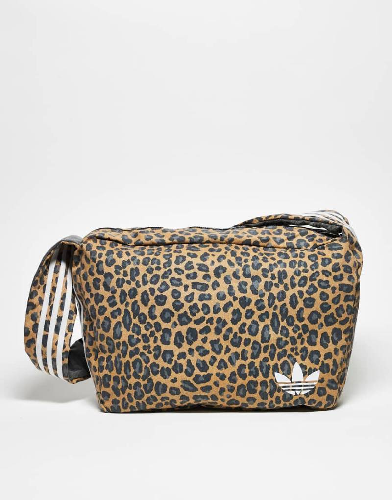 adidas Originals - Tasche mit Leopardenmuster in verwaschener Optik-Braun von adidas Originals