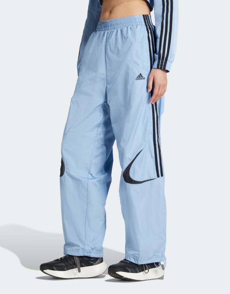 adidas Originals - Teamgeist Adicolor - Oversize-Trainingshose in Ash Blue-Blau von adidas Originals