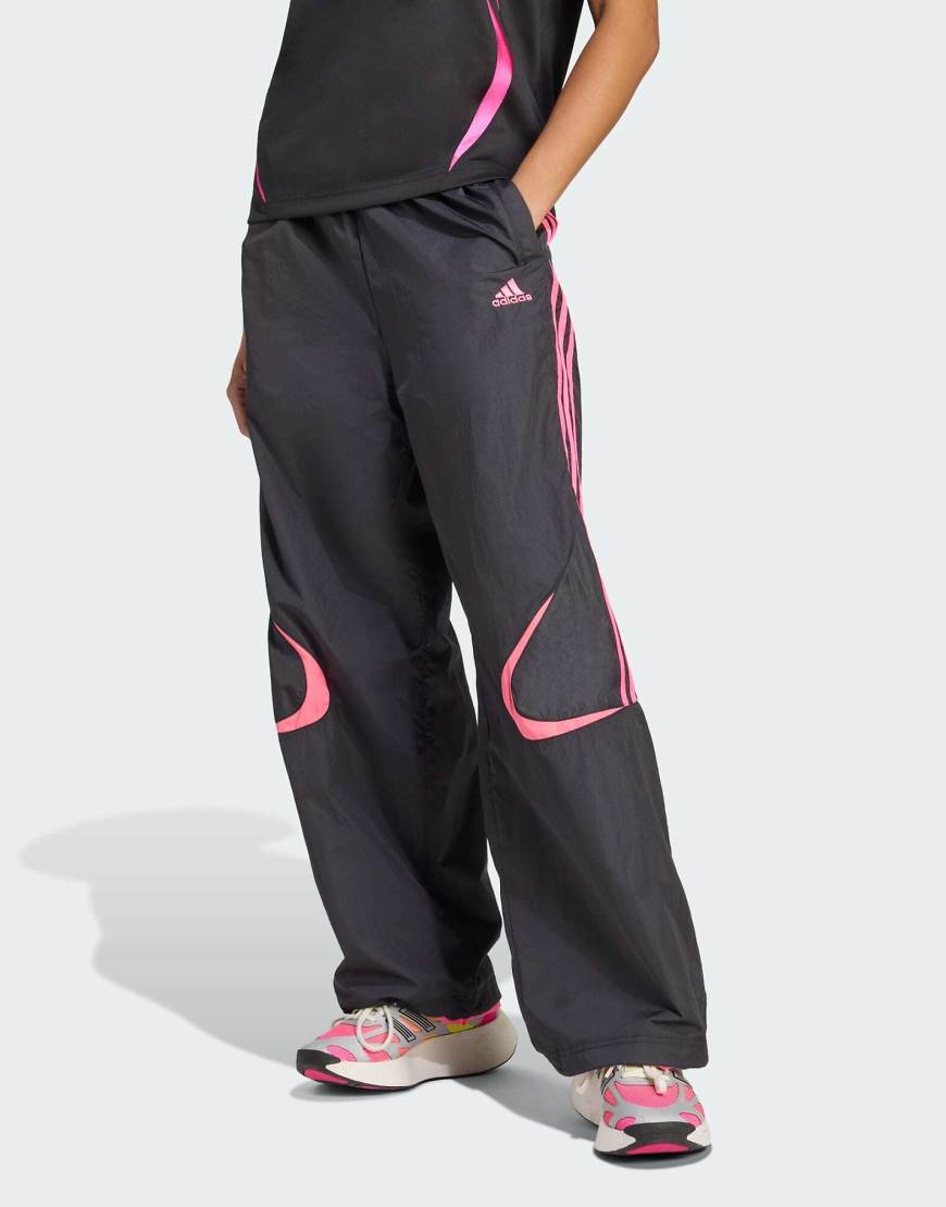 adidas Originals - Teamgeist Adicolor - Oversize-Trainingshose in Schwarz/Semi Lucid Fuchsia von adidas Originals