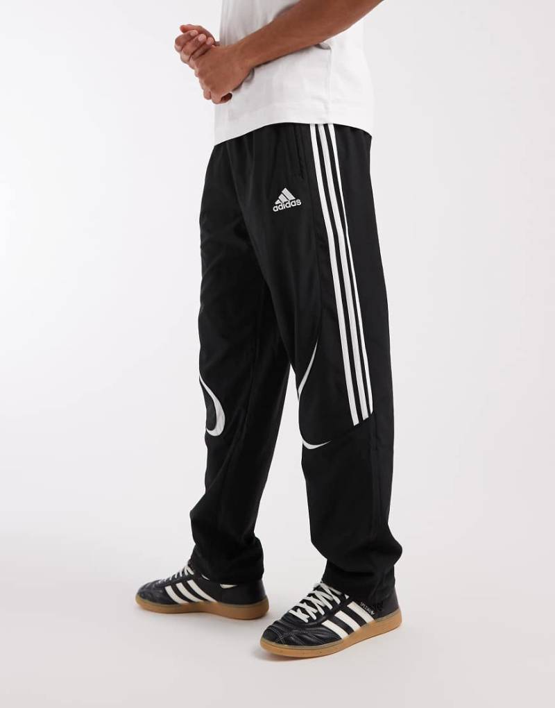 adidas Originals - Teamgeist Adicolor - Trainingshose in Schwarz, Schwarz und Weiß von adidas Originals