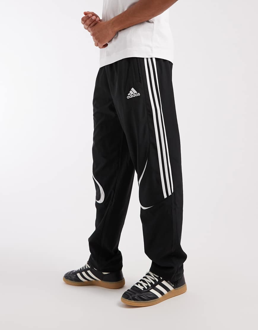 adidas Originals - Teamgeist Adicolor - Trainingshose in Schwarz, Schwarz und Weiß von adidas Originals