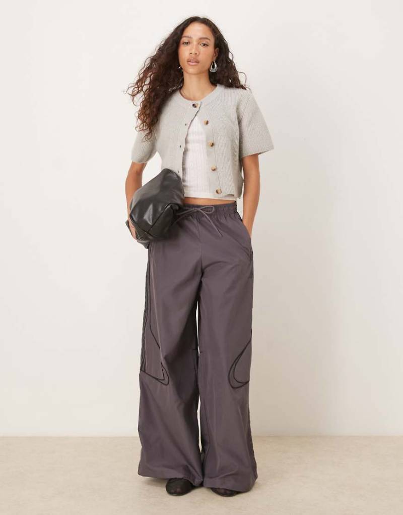 adidas Originals - Teamgeist - Oversize-Trainingshose aus Webstoff in Grau und Schwarz von adidas Originals