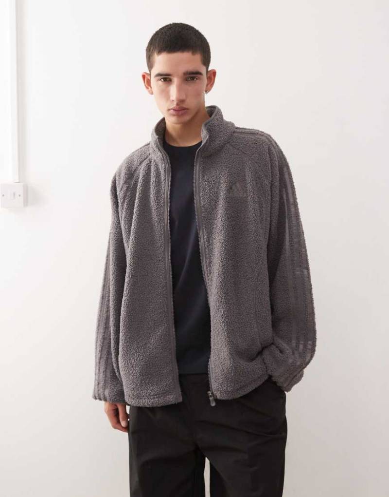 adidas Originals - Teamgeist - Trainingsjacke aus Teddyfell in Grau von adidas Originals