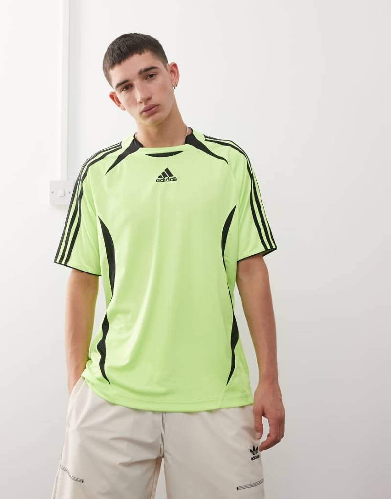 adidas Originals - Teamgeist - T-Shirt in Grün und Schwarz von adidas Originals